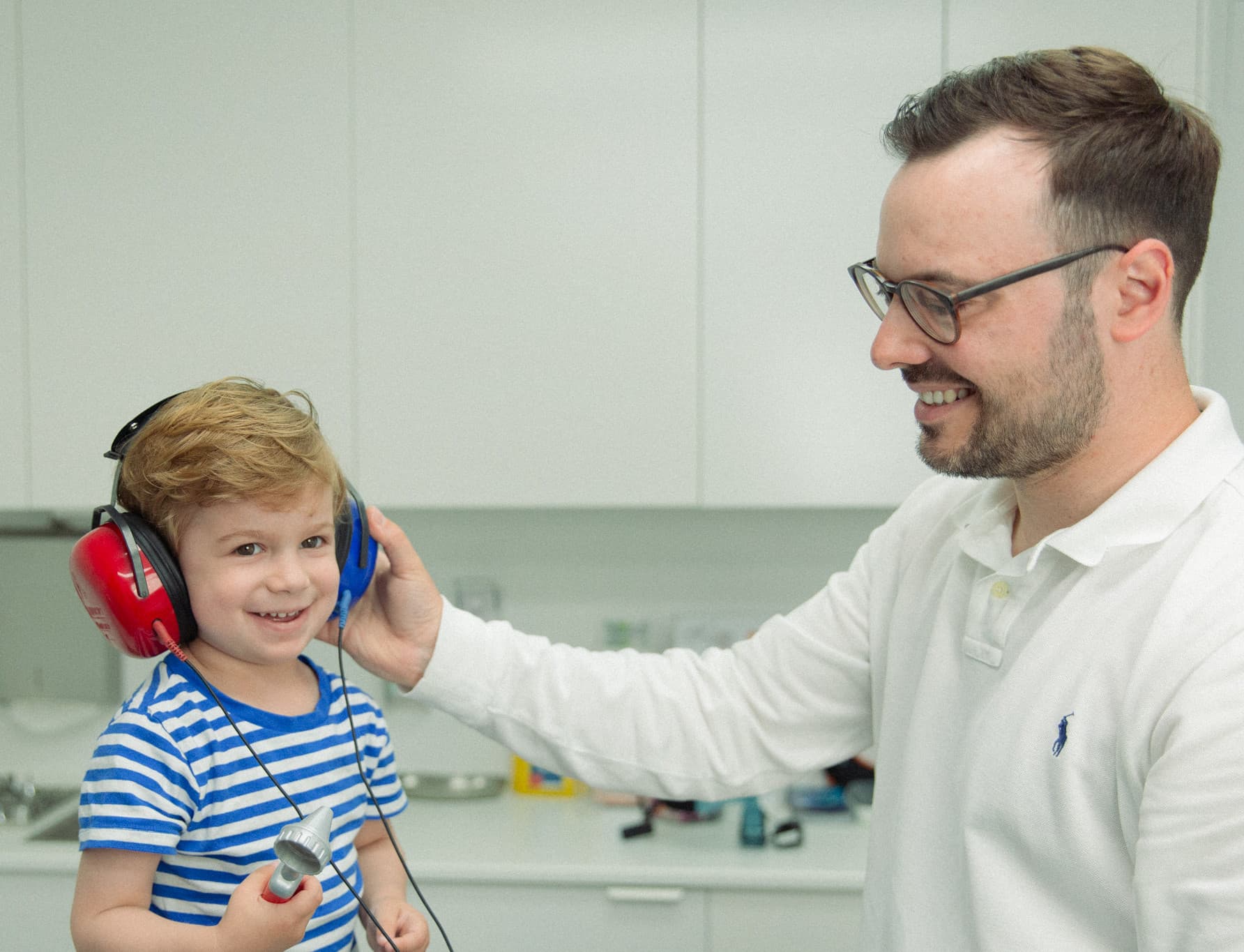 Foto von Dr. Elias Tenner bei der Arbeit mit einem jungen Patienten